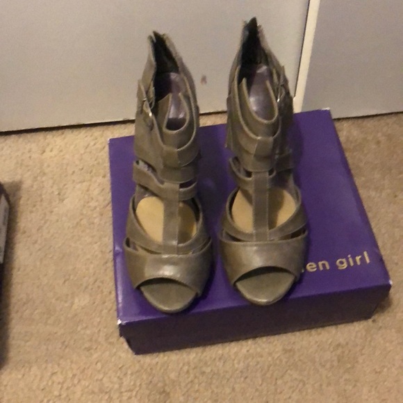 Shoes - Picture 6 of 6